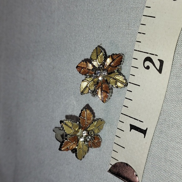 Flower CLIP Earrings Tann & Bronze In Color Rhinestones in Center Silver Tone - Picture 6 of 6